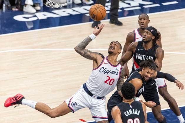 October 26, 2025, Inglewood, California, USA: Los Angeles Clippers John Collins (20) grabs a rebound against the Portland Trail Blazers during an NBA, Basketball Herren, USA basketball game, in Inglewood, Calf. Sunday, Oct. 26, 2025. Inglewood USA - ZUMAc68_ 20251026_zaf_c68_006 Copyright: xRingoxChiux
