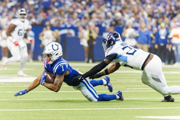 October 26, 2025: Indianapolis Colts wide receiver Josh Downs (1) catches the ball as Tennessee Titans safety Xavier Woods (25) pursues during NFL, American Football Herren, USA game action at Lucas Oil Stadium in Indianapolis, Indiana. CSM Indianapolis United States of America - ZUMAc04_ 20251026_zma_c04_338 Copyright: xJohnxMersitsx