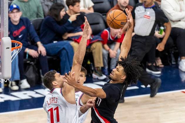 NBA, Basketball Herren, USA 2025: Clipper 117:104 Trail Blazers Portland Trail Blazers Shaedon Sharpe (17) goes to the basket against Los Angeles Clippers Brook Lopez (11) during an NBA basketball game, in Inglewood Los Angeles United States Copyright: xRingoxChiux xSOPAxImagesx 20251026RC.Clippers087