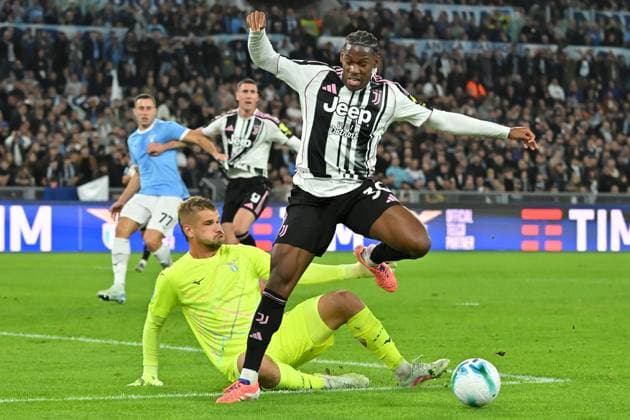 October 26, 2025, Roma, Italy: Ivan Provedel of SS Lazio (L), and Jonathan David of Juventus (R) seen in action during the Serie A Enilive match between SS Lazio v FC Juventus at Olimpico Stadium. Final Score Lazio 1 : 0 Juventus Roma Italy - ZUMAs197 20251026_aaa_s197_435 Copyright: xMattiaxVianx