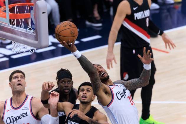 October 26, 2025, Inglewood, California, USA: John Collins 20 of the Los Angeles Clippers grabs the rebound during their regular season NBA, Basketball Herren, USA game against the Portland Trail Blazers on Sunday October 26, 2025 at Intuit Dome in Inglewood, California. Clippers defeat Trail Blazers, 114-107. ARIANA RUIZ PI Inglewood USA - ZUMAp124 20251026_zaa_p124_020 Copyright: xArianaxRuizx