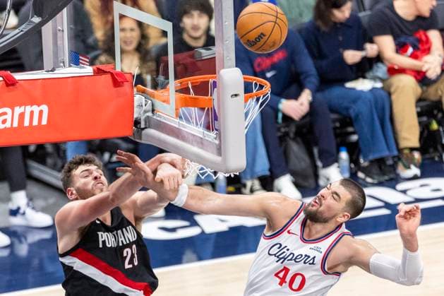 October 26, 2025, Los Angeles, California, United States: Los Angeles Clippers Ivica Zubac (40) and Portland Trail Blazers Donovan Clingan (23) vie for the rebound during an NBA, Basketball Herren, USA basketball game, in Inglewood Los Angeles United States - ZUMAs197 20251026_aaa_s197_471 Copyright: xRingoxChiux