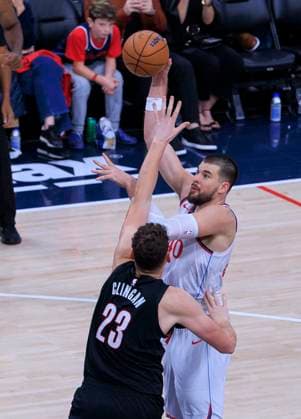 October 26, 2025, Inglewood, California, USA: Ivica Zubac 40 of the Los Angeles Clippers puts a shot over Donovan Clingan 23 of the Portland Trail Blazers during their 2025 NBA, Basketball Herren, USA regular season game on Sunday October 26, 2025 at Intuit Dome Arena in Inglewood, California. Clippers defeat Trail Blazers, 114-107. JAVIER ROJAS PI Inglewood USA - ZUMAp124 20251026_zaa_p124_061 Copyright: xJavierxRojasx