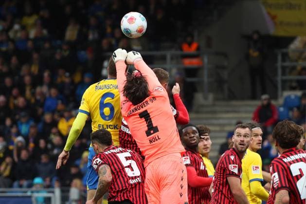 Braunschweig vs. Hannover, 2. BL Braunschweig, 26.10.2025, FUßBALL - Eintracht Braunschweig vs. Hannover 96, 2. BL, Saison 2025 26. Florian Flick (Eintracht Braunschweig), Torwart Nahuell Noll (Hannover 96) Braunschweig