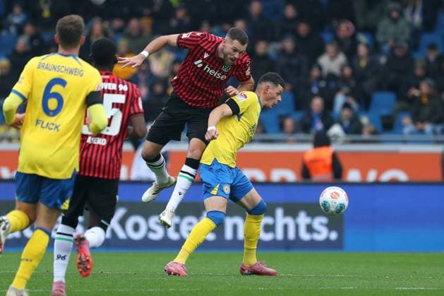 Braunschweig vs. Hannover, 2. BL Braunschweig, 26.10.2025, FUßBALL - Eintracht Braunschweig vs. Hannover 96, 2. BL, Saison 2025 26. Patrick Nkoa (Eintracht Braunschweig), Erencan Yardimici (Eintracht Braunschweig) Braunschweig