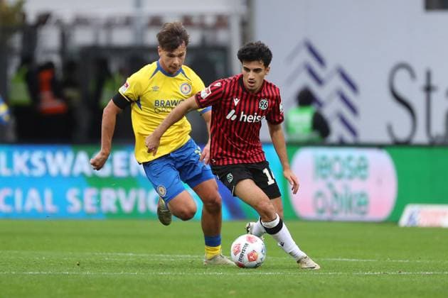 Braunschweig vs. Hannover, 2. BL Braunschweig, 26.10.2025, FUßBALL - Eintracht Braunschweig vs. Hannover 96, 2. BL, Saison 2025 26. Max Marie (Eintracht Braunschweig), Husseyn Chakroun (Hannover 96) Braunschweig