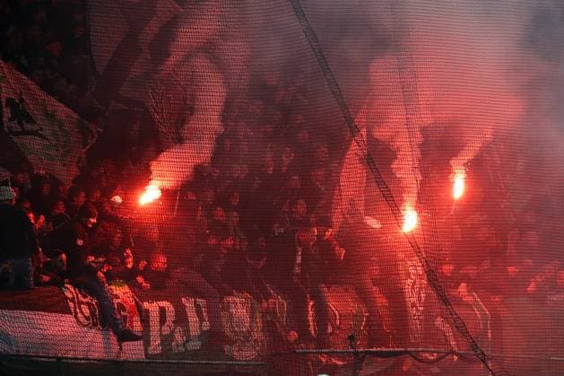 Braunschweig vs. Hannover, 2. BL Braunschweig, 26.10.2025, FUßBALL - Eintracht Braunschweig vs. Hannover 96, 2. BL, Saison 2025 26. Hannover 96 Fans zünden Bengalos Braunschweig