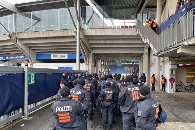 Braunschweig vs. Hannover, 2. BL Braunschweig, 26.10.2025, FUßBALL - Eintracht Braunschweig vs. Hannover 96, 2. BL, Saison 2025 26. Polizeiaufgebot beim Niedersachsen-Derby (Eintracht Braunschweig-Hannover 96) Braunschweig
