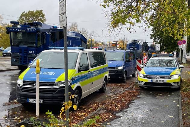 Braunschweig vs. Hannover, 2. BL Braunschweig, 26.10.2025, FUßBALL - Eintracht Braunschweig vs. Hannover 96, 2. BL, Saison 2025 26. Polizeiaufgebot beim Niedersachsen-Derby (Eintracht Braunschweig-Hannover 96) Braunschweig
