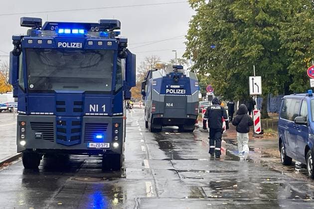 Braunschweig vs. Hannover, 2. BL Braunschweig, 26.10.2025, FUßBALL - Eintracht Braunschweig vs. Hannover 96, 2. BL, Saison 2025 26. Polizeiaufgebot beim Niedersachsen-Derby (Eintracht Braunschweig-Hannover 96), Polizei Wasserwerfer Braunschweig