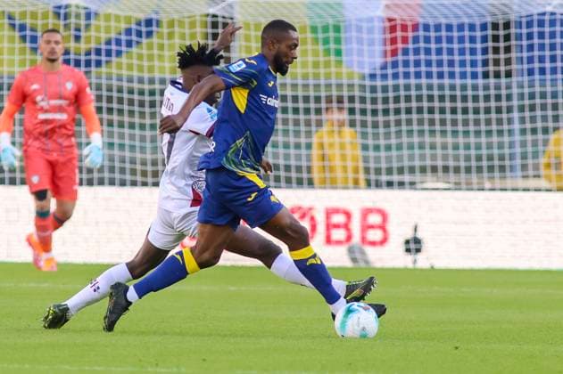 Hellas Verona FC v Cagliari Calcio - Serie A Jean-Daniel Akpa Akpro of Hellas Verona FC battles for the ball with Joseph Liteta of Cagliari Calcio during the Hellas Verona FC vs Cagliari Calcio, 8th Serie A Enilive 2025-26 game at Marcantonio Bentegodi stadium in Verona, Italy, on October 26, 2025. Verona Italy  Copyright: xDavidexCasentinix originalFilename:casentini-hellasve251026_np3T6.jpg