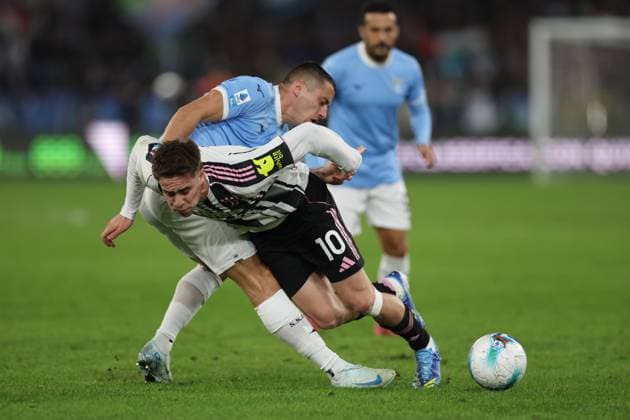 SS Lazio v Juventus FC - Serie A Kenan Yildiz of Juventus and Adam Marusic of Lazio participate in the Serie A soccer match between SS Lazio and Juventus FC at Stadio Olimpico in Rome, Italy, on October 26, 2025. Rome Lazio Italy  Copyright: xCiroxDexLucax originalFilename:deluca-sslazioj251026_npYuO.jpg