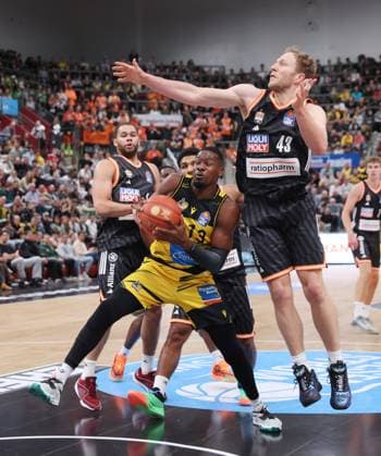 Ludwigsburg , easyCredit Basketball Bundesliga MHP Riesen Ludwigsburg vs. ratiopharm Ulm , von links: Yorman Polas Bartolo ( Riesen ) Christian Sengfelder ( Ulm ) *** Ludwigsburg , easyCredit Basketball Bundesliga MHP Riesen Ludwigsburg vs ratiopharm Ulm , from left Yorman Polas Bartolo Riesen Christian Sengfelder Ulm