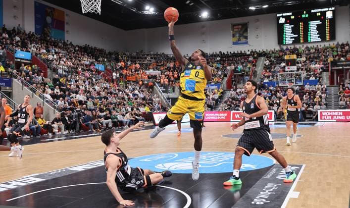 Ludwigsburg , easyCredit Basketball Bundesliga MHP Riesen Ludwigsburg vs. ratiopharm Ulm , mitte: Babacar Sane ( Riesen )