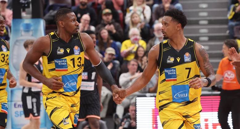 Ludwigsburg , easyCredit Basketball Bundesliga MHP Riesen Ludwigsburg vs. ratiopharm Ulm , von links: Yorman Polas Bartolo Elijah Hughes ( Riesen )