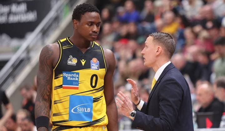 Ludwigsburg , easyCredit Basketball Bundesliga MHP Riesen Ludwigsburg vs. ratiopharm Ulm , von links: Babacar Sane Mikko Riipinen ( Trainer Riesen )