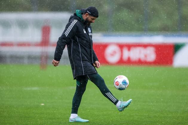 27.10.2025, Fussball, Saison 2025 2026, Training FC Schalke 04, Trainer Miron Muslic (FC Schalke 04) ist als Erster auf dem Platz, Gelsenkirchen Trainingsgelände FC Schalke 04 NRW Deutschland xRHR-FOTO YYx Copyright: RHR-FOTOx RHR-FOTO YY