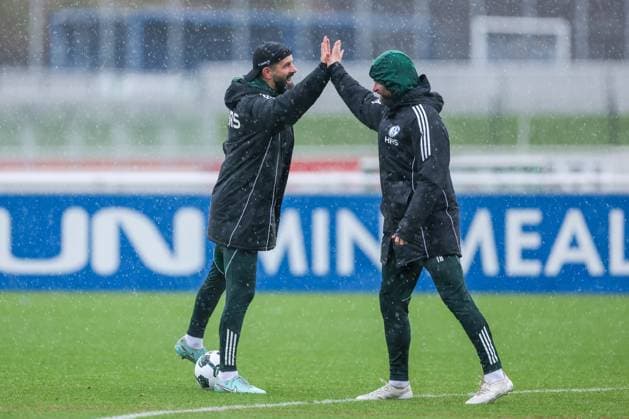 27.10.2025, Fussball, Saison 2025 2026, Training FC Schalke 04, v. l. Trainer Miron Muslic (FC Schalke 04) klatscht mit Co-Trainer Tim Hoogland (FC Schalke 04) ab, Gelsenkirchen Trainingsgelände FC Schalke 04 NRW Deutschland xRHR-FOTO YYx Copyright: RHR-FOTOx RHR-FOTO YY