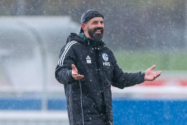 27.10.2025, Fussball, Saison 2025 2026, Training FC Schalke 04, Trainer Miron Muslic (FC Schalke 04) steht im Regen und lacht, Gelsenkirchen Trainingsgelände FC Schalke 04 NRW Deutschland xRHR-FOTO YYx Copyright: RHR-FOTOx RHR-FOTO YY