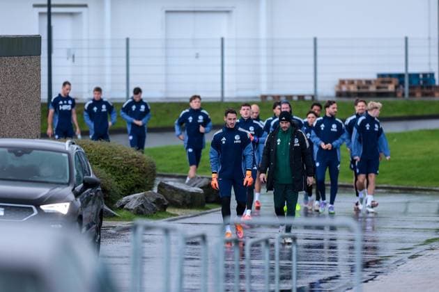 27.10.2025, Fussball, Saison 2025 2026, Training FC Schalke 04, Die Spieler des S04 kommen zum Training, Gelsenkirchen Trainingsgelände FC Schalke 04 NRW Deutschland xRHR-FOTO YYx Copyright: RHR-FOTOx RHR-FOTO YY