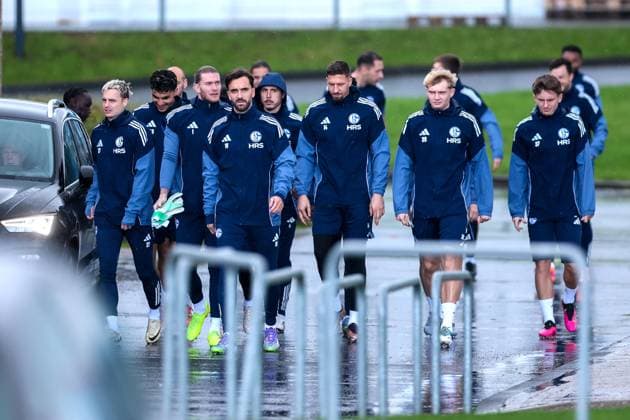 27.10.2025, Fussball, Saison 2025 2026, Training FC Schalke 04, v. l. Finn Porath (FC Schalke 04), Mertcan Ayhan (FC Schalke 04), Torwart Loris Karius (FC Schalke 04), Kenan Karaman (FC Schalke 04), Ron Schallenberg (FC Schalke 04), Janik Bachmann (FC Schalke 04), Peter Remmert (FC Schalke 04), Max Grüger (FC Schalke 04) gehen zum Training, Gelsenkirchen Trainingsgelände FC Schalke 04 NRW Deutschland xRHR-FOTO YYx Copyright: RHR-FOTOx RHR-FOTO YY