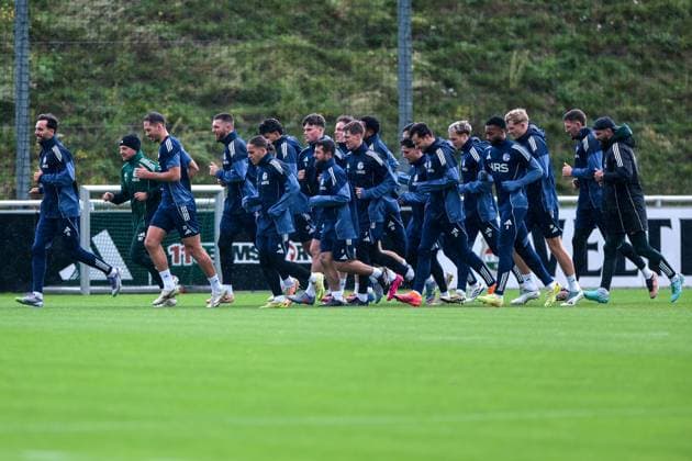 27.10.2025, Fussball, Saison 2025 2026, Training FC Schalke 04, Die Spieler des S04 laufen sich warm, Gelsenkirchen Trainingsgelände FC Schalke 04 NRW Deutschland xRHR-FOTO YYx Copyright: RHR-FOTOx RHR-FOTO YY