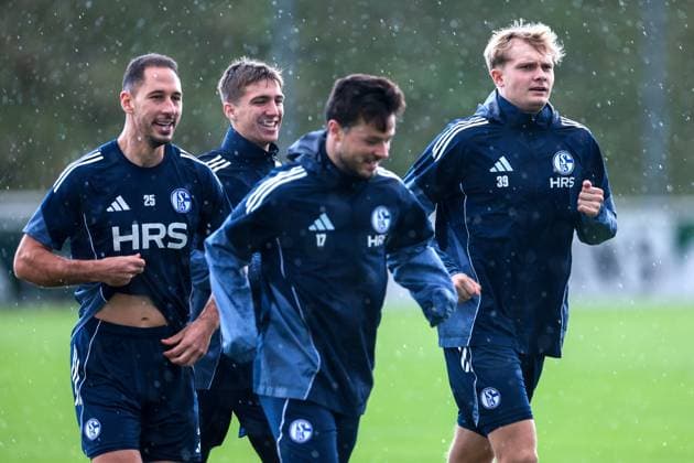 27.10.2025, Fussball, Saison 2025 2026, Training FC Schalke 04, v. l. Nikola Katic (FC Schalke 04), Felipe Sanchez (FC Schalke 04), Adrian Gantenbein (FC Schalke 04), Peter Remmert (FC Schalke 04), Gelsenkirchen Trainingsgelände FC Schalke 04 NRW Deutschland xRHR-FOTO YYx Copyright: RHR-FOTOx RHR-FOTO YY
