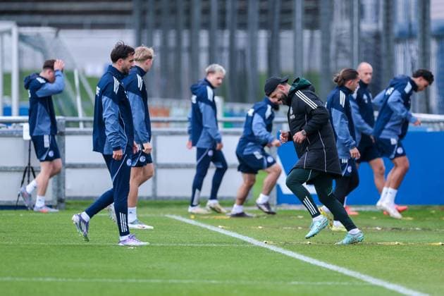 27.10.2025, Fussball, Saison 2025 2026, Training FC Schalke 04, Trainer Miron Muslic (FC Schalke 04) macht die Einheit zusammen mit seinen Spielern, Gelsenkirchen Trainingsgelände FC Schalke 04 NRW Deutschland xRHR-FOTO YYx Copyright: RHR-FOTOx RHR-FOTO YY