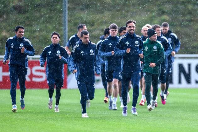 27.10.2025, Fussball, Saison 2025 2026, Training FC Schalke 04, Die Spieler des S04 laufen sich warm, v. l. Anton Donkor (FC Schalke 04), Soufiane El-Faouzi (FC Schalke 04), Ron Schallenberg (FC Schalke 04), Kenan Karaman (FC Schalke 04), Reha-Trainer Marc Thum (FC Schalke 04), Gelsenkirchen Trainingsgelände FC Schalke 04 NRW Deutschland xRHR-FOTO YYx Copyright: RHR-FOTOx RHR-FOTO YY