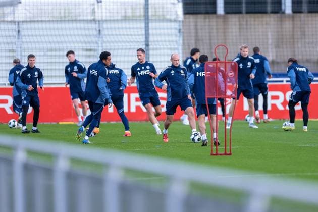 27.10.2025, Fussball, Saison 2025 2026, Training FC Schalke 04, v. l. Anton Donkor (FC Schalke 04), Henning Matriciani (FC Schalke 04), Gelsenkirchen Trainingsgelände FC Schalke 04 NRW Deutschland xRHR-FOTO YYx Copyright: RHR-FOTOx RHR-FOTO YY