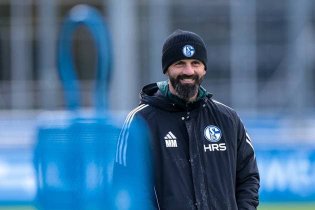 27.10.2025, Fussball, Saison 2025 2026, Training FC Schalke 04, Trainer Miron Muslic (FC Schalke 04) lacht, Gelsenkirchen Trainingsgelände FC Schalke 04 NRW Deutschland xRHR-FOTO YYx Copyright: RHR-FOTOx RHR-FOTO YY