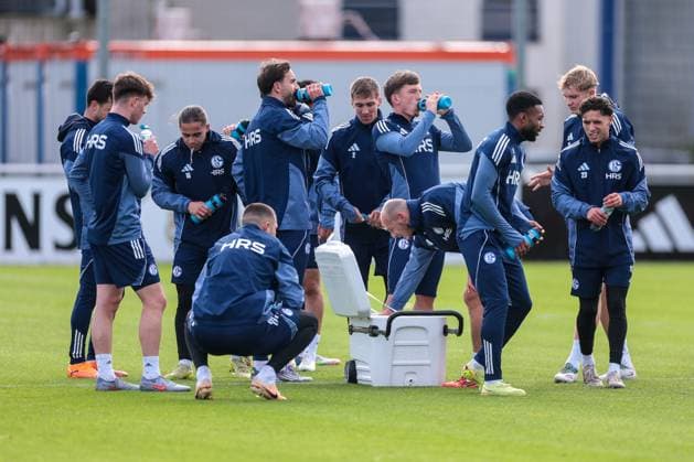 27.10.2025, Fussball, Saison 2025 2026, Training FC Schalke 04, v. l. Dylan Leonard (FC Schalke 04), Mauro Zalazar (FC Schalke 04), Kenan Karaman (FC Schalke 04), Felipe Sanchez (FC Schalke 04), Max Grüger (FC Schalke 04), Henning Matriciani (FC Schalke 04), Moussa Sylla (FC Schalke 04), Peter Remmert (FC Schalke 04), Soufiane El-Faouzi (FC Schalke 04), Gelsenkirchen Trainingsgelände FC Schalke 04 NRW Deutschland xRHR-FOTO YYx Copyright: RHR-FOTOx RHR-FOTO YY