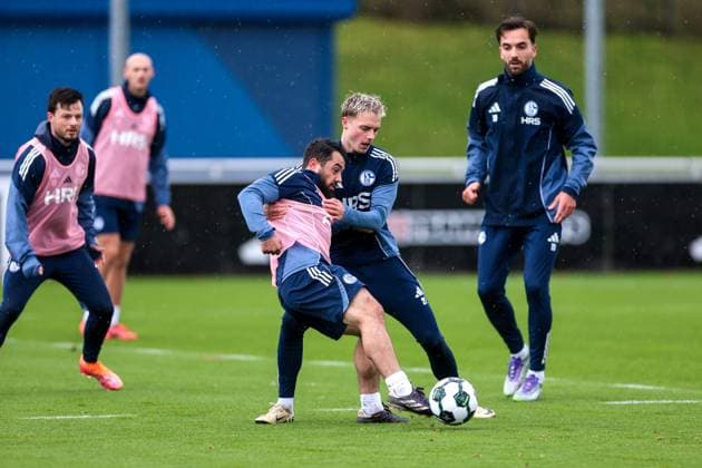27.10.2025, Fussball, Saison 2025 2026, Training FC Schalke 04, v. l. Amin Younes (FC Schalke 04), Finn Porath (FC Schalke 04) im Duell, Kenan Karaman (FC Schalke 04), Gelsenkirchen Trainingsgelände FC Schalke 04 NRW Deutschland xRHR-FOTO YYx Copyright: RHR-FOTOx RHR-FOTO YY