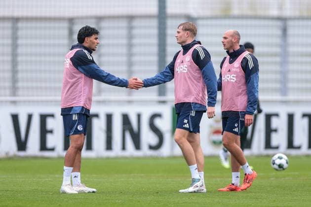 27.10.2025, Fussball, Saison 2025 2026, Training FC Schalke 04, v. l. Mertcan Ayhan (FC Schalke 04), Peter Remmert (FC Schalke 04) klatschen ab, Gelsenkirchen Trainingsgelände FC Schalke 04 NRW Deutschland xRHR-FOTO YYx Copyright: RHR-FOTOx RHR-FOTO YY