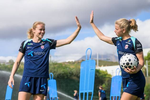 251027 Julie Blakstad and Justine Kielland during a training session with the women s national football team of Norway on October 27, 2025 in Estepona. Photo: Ludvig Thunman BILDBYRAN kod LT LT0741 fotboll football soccer fotball träning practice training norge norway dam bbeng norge norway *** 251027 Julie Blakstad and Justine Kielland during a training session with the women s national football team of Norway on October 27, 2025 in Estepona Photo Ludvig Thunman BILDBYRAN code LT LT0741 fotboll football soccer fotball träning practice training norge norway dam bbeng norge norway  Copyright: LUDVIGxTHUNMAN BB251027LT051