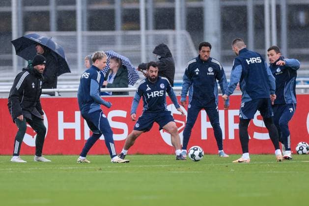 27.10.2025, Fussball, Saison 2025 2026, Training FC Schalke 04, v. l. Finn Porath (FC Schalke 04), Amin Younes (FC Schalke 04), Anton Donkor (FC Schalke 04), Ron Schallenberg (FC Schalke 04), Gelsenkirchen Trainingsgelände FC Schalke 04 NRW Deutschland xRHR-FOTO YYx Copyright: RHR-FOTOx RHR-FOTO YY