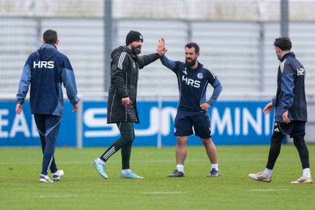 27.10.2025, Fussball, Saison 2025 2026, Training FC Schalke 04, v. l. Trainer Miron Muslic (FC Schalke 04), Amin Younes (FC Schalke 04) klatschen ab, Gelsenkirchen Trainingsgelände FC Schalke 04 NRW Deutschland xRHR-FOTO YYx Copyright: RHR-FOTOx RHR-FOTO YY