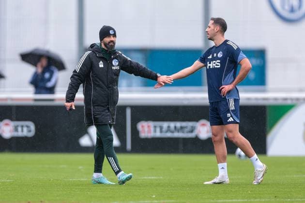 27.10.2025, Fussball, Saison 2025 2026, Training FC Schalke 04, v. l. Trainer Miron Muslic (FC Schalke 04), Nikola Katic (FC Schalke 04) klatschen ab, Gelsenkirchen Trainingsgelände FC Schalke 04 NRW Deutschland xRHR-FOTO YYx Copyright: RHR-FOTOx RHR-FOTO YY