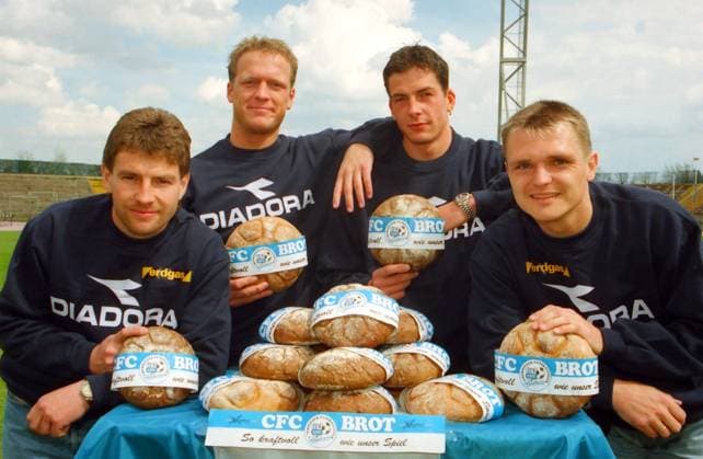 CFC Brot 23.04.1999, Chemnitz, Fußball, CFC, CFC Fan Bäcker Wolfgang Meyer backt 500 CFC Brote. vl: Thomas Laudeley, Ronny Kujat, Hendrik Liebers und Danielo Kunze verkosten das Brot . Preis im Stadion 3,50 Mark , davon geht eine Mark an den Verein. Sachsen BRD *** CFC bread 23 04 1999, Chemnitz, soccer, CFC, CFC fan baker Wolfgang Meyer bakes 500 CFC loaves vl Thomas Laudeley, Ronny Kujat, Hendrik Liebers and Danielo Kunze taste the bread Price in the stadium 3.50 Marks, one Mark of which goes to the club Sachsen BRD
