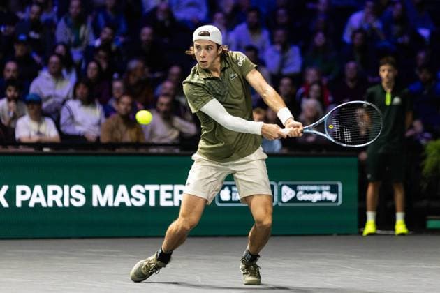 Rolex Paris Masters 2025 - Day One Arthur Cazaux (FRA) plays his men s singles match against Luciano Darderi (ITA) on day one of the Paris ATP, Tennis Herren Masters 1000 tennis tournament at the Paris La Defense Arena in Nanterre, on the outskirts of Paris. Paris France  Copyright: xIbrahimxEzzatx originalFilename:ezzat-notitle251027_nplci.jpg