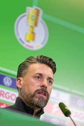Sandro Wagner (Trainer FC Augsburg), Pressekonferenz vor dem DFB-Pokal-Spiel gegen den VfL Bochum;