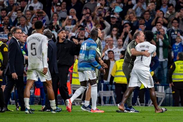 Real Madrid CF vs Barcelona FC - LaLiga EA Sports Vinicius Junior of Real Madrid (R) is escorted off the pitch as he gestures towards Raphinha of FC Barcelona, Barca (L) as they leave the pitch after the LaLiga EA Sports football match between Real Madrid CF and FC Barcelona at Estadio Santiago Bernabeu on October 26, 2025 in Madrid, Spain. Madrid Estadio Santiago Bernabeu Madrid Spain Copyright: xAlbertoxGardinx AGardin_20251026_Foot_Liga_ReaMad_Bar_1322