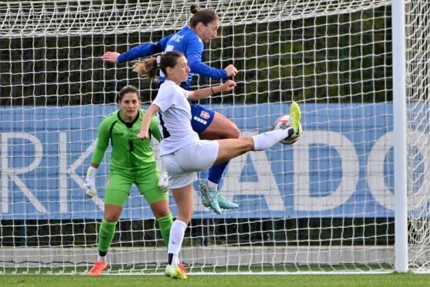 Radomlje, Slovenia, October 27th 2025, Lara Prasnikar of Slovenia (C) in action against Violeta Slovic (R) during the International women?s football Friendly match between Slovenia and Serbia at Sports Park Radomlje, Radomlje, Slovenia. (Photo by Igor Kupljenik Sports Press Photo) Copyright: xIgorxKupljenikx xSPPx Sportspressphoto_SPR52567