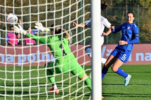 Radomlje, Slovenia, October 27th 2025, Goalkeeper Milica Kostic of Serbia (L) in action during the International women?s football Friendly match between Slovenia and Serbia at Sports Park Radomlje, Radomlje, Slovenia. (Photo by Igor Kupljenik Sports Press Photo) Copyright: xIgorxKupljenikx xSPPx Sportspressphoto_SPR52578