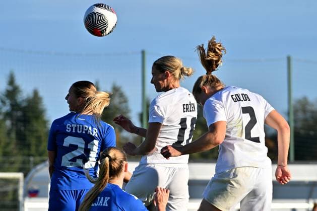 Radomlje, Slovenia, October 27th 2025, Zivana Stupar of Serbia (L) in action against Maja Kaja Erzen of Slovenia (C) during the International women?s football Friendly match between Slovenia and Serbia at Sports Park Radomlje, Radomlje, Slovenia. (Photo by Igor Kupljenik Sports Press Photo) Copyright: xIgorxKupljenikx xSPPx Sportspressphoto_SPR52579
