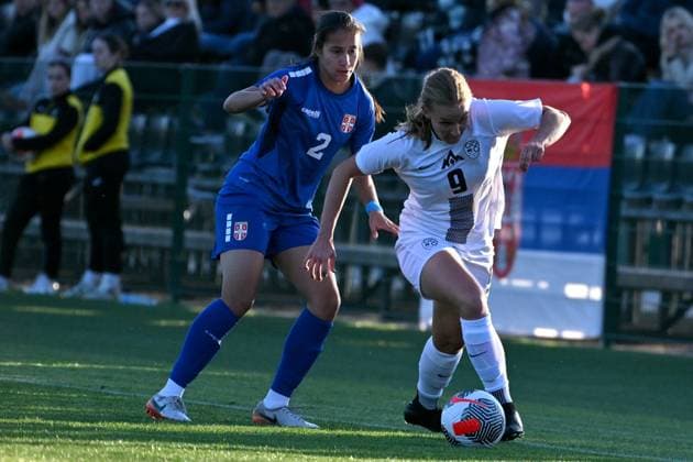 Radomlje, Slovenia, October 27th 2025, Mirjam Kastelec of Slovenia (R) in action against Milica Gakovic oif Serbia (L) during the International women?s football Friendly match between Slovenia and Serbia at Sports Park Radomlje, Radomlje, Slovenia. (Photo by Igor Kupljenik Sports Press Photo) Copyright: xIgorxKupljenikx xSPPx Sportspressphoto_SPR52599