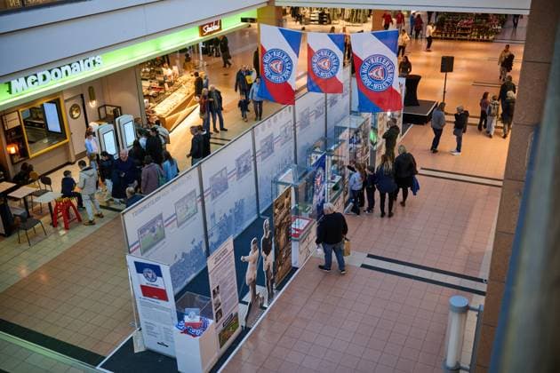 27.10.2025, 125 Jahre Jubiläum Holstein Kiel (KSV) Ausstellungs Eröffnung im Citti-Park Kiel, Fußball, Herren, 2.BL (2. Bundesliga), Saison 2025 2026 Blick auf die Ausstellung von oben Kiel Citti-Park Kiel, Einkaufscenter Schleswig-Holstein Deutschland