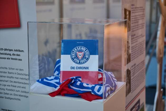 27.10.2025, 125 Jahre Jubiläum Holstein Kiel (KSV) Ausstellungs Eröffnung im Citti-Park Kiel, Fußball, Herren, 2.BL (2. Bundesliga), Saison 2025 2026 Die Chronik Kiel Citti-Park Kiel, Einkaufscenter Schleswig-Holstein Deutschland
