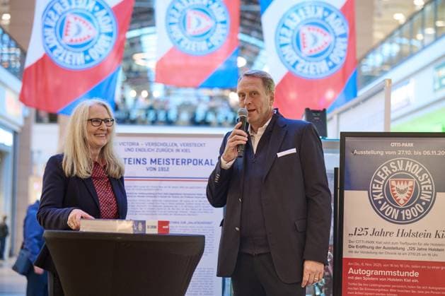 27.10.2025, 125 Jahre Jubiläum Holstein Kiel (KSV) Ausstellungs Eröffnung im Citti-Park Kiel, Fußball, Herren, 2.BL (2. Bundesliga), Saison 2025 2026 Citti-Park-Kiel-Centermanagerin Silke Brombacher und Holstein Präsident Steffen Schneekloth Kiel Citti-Park Kiel, Einkaufscenter Schleswig-Holstein Deutschland