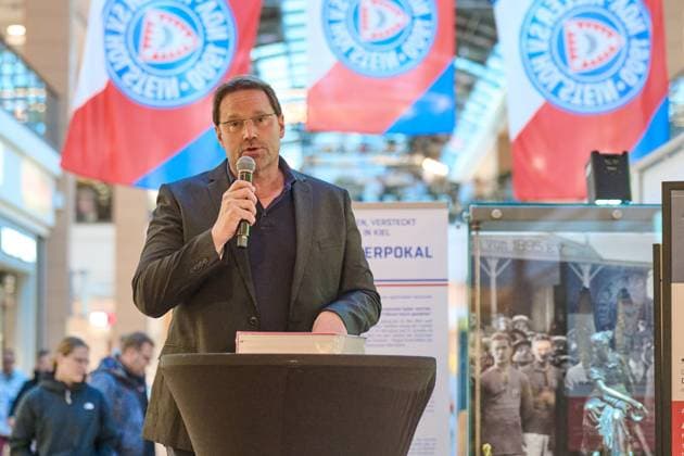 27.10.2025, 125 Jahre Jubiläum Holstein Kiel (KSV) Ausstellungs Eröffnung im Citti-Park Kiel, Fußball, Herren, 2.BL (2. Bundesliga), Saison 2025 2026 Club Historiker Patrick Nawe hält eine Rede Kiel Citti-Park Kiel, Einkaufscenter Schleswig-Holstein Deutschland